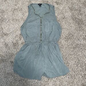 Rue21 front zip romper